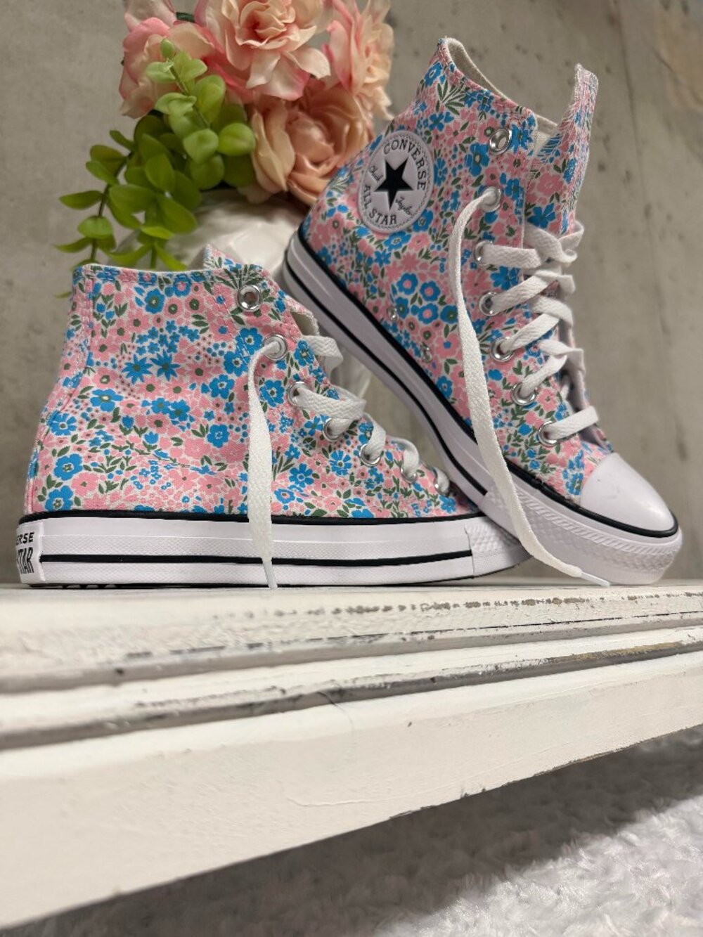NWOT Converse Chuck Taylor All Star Mini Flowers High Tops - Size 7.5